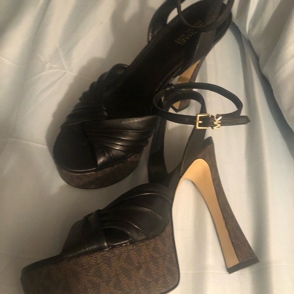 Michael kors sexy heels black with brown bottom with MK original design - Picture 7 of 9